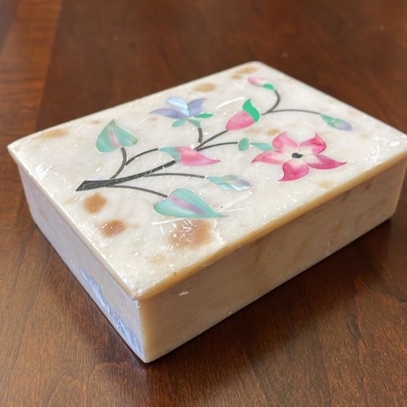 Soapstone stone trinket box moths of pearl inlay floral pattern - Picture 3 of 8